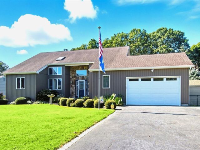  4 BR,  3.00 BTH &nbsp;Contemporary style home in Jamesport