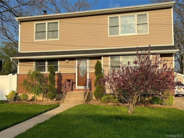  2 BR,  1.00 BTH &nbsp;Colonial style home in Farmingdale