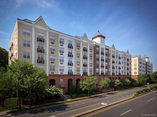  2 BR,  2.00 BTH &nbsp;Includes legal  style home in Glen Cove