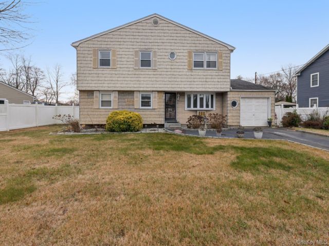  6 BR,  4.00 BTH &nbsp;Colonial style home in Brentwood