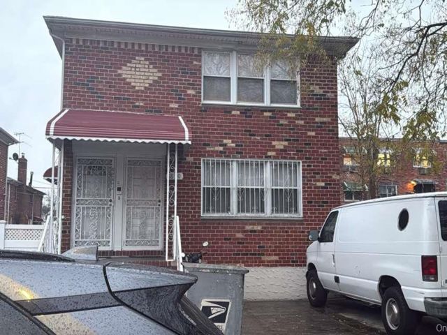  6 BR,  4.00 BTH &nbsp;Colonial style home in Bellerose