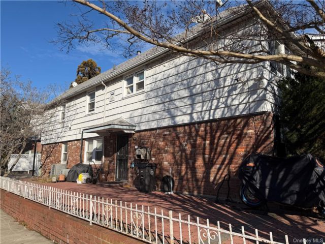  6 BR,  3.00 BTH &nbsp;House style home in Bayside