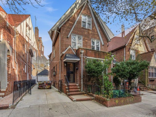  7 BR,  3.00 BTH &nbsp;House style home in Jackson Heights