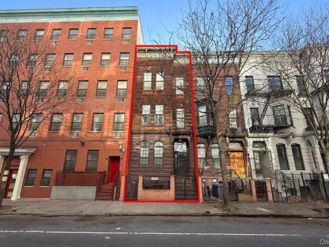  8 BR,  4.00 BTH &nbsp;House style home in New York (manhattan)