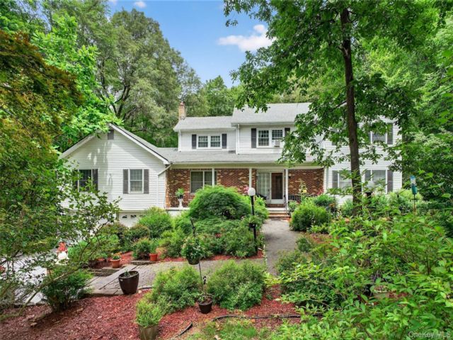  5 BR,  3.00 BTH &nbsp;Colonial style home in Monroe