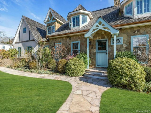  3 BR,  4.00 BTH &nbsp;Tudor style home in Bayport