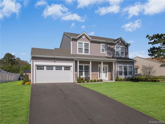  4 BR,  3.00 BTH &nbsp;Colonial style home in Shirley