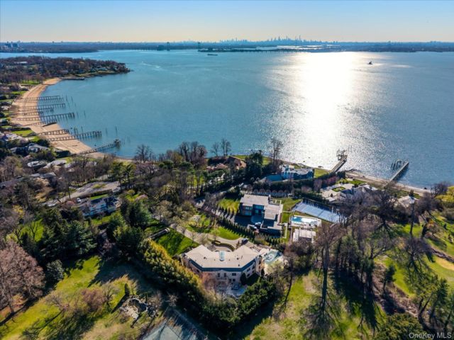  6 BR,  8.00 BTH &nbsp;Colonial style home in Great Neck