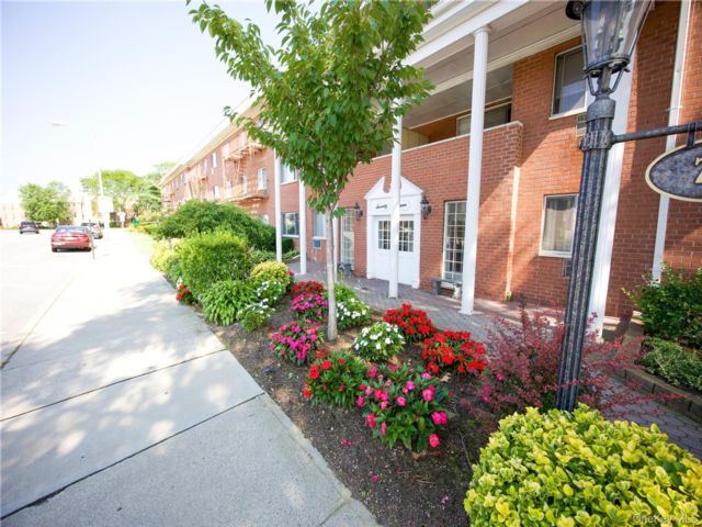  2 BR,  2.00 BTH &nbsp;Garden style home in Rockville Centre