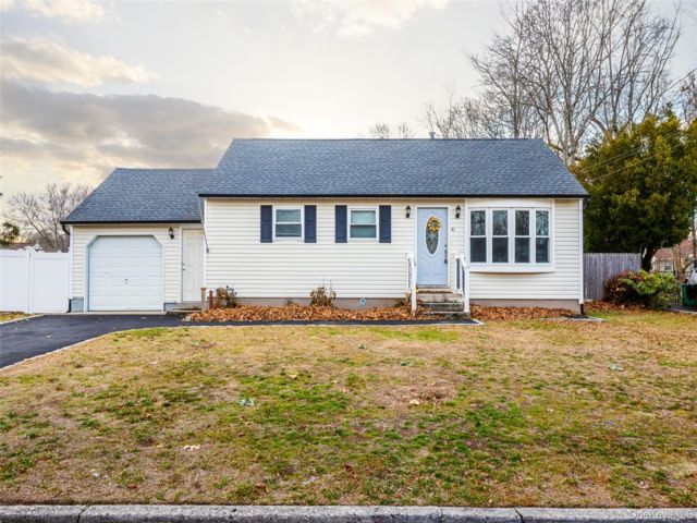  3 BR,  1.00 BTH &nbsp;Ranch style home in Centereach