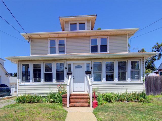  3 BR,  2.00 BTH &nbsp;Colonial style home in Hicksville