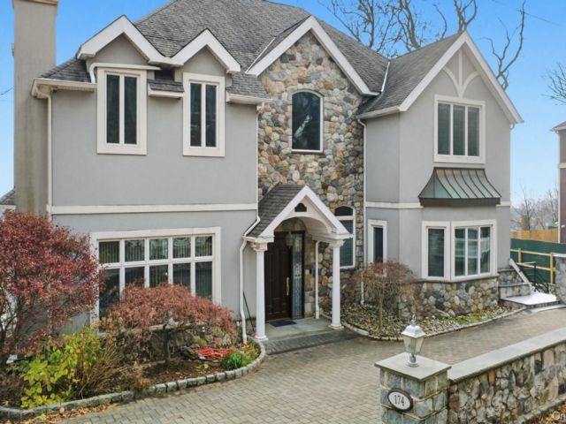  4 BR,  4.00 BTH &nbsp;Colonial style home in Stapleton