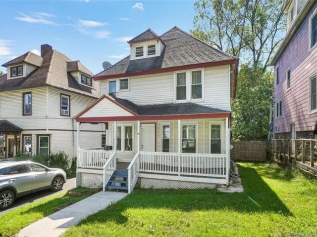  4 BR,  2.00 BTH &nbsp;Colonial style home in Middletown