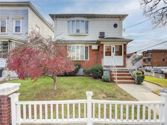  6 BR,  4.00 BTH &nbsp;Hi ranch style home in Flushing