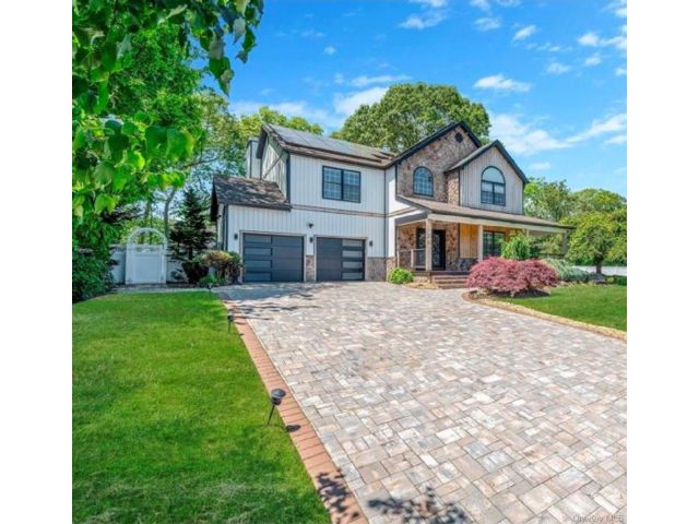  5 BR,  4.00 BTH &nbsp;Colonial style home in Lake Grove