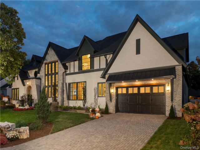  5 BR,  6.00 BTH &nbsp;Contemporary style home in Call Listing Agent