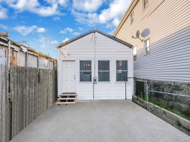  3 BR,  2.00 BTH &nbsp;Bungalow style home in Cypress Hills