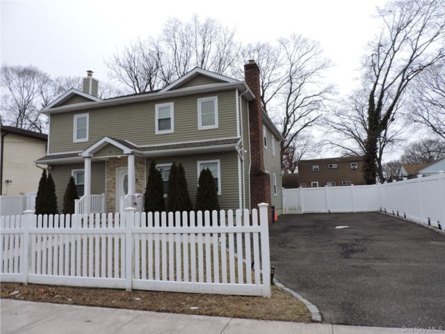  6 BR,  4.00 BTH &nbsp;Colonial style home in Roosevelt