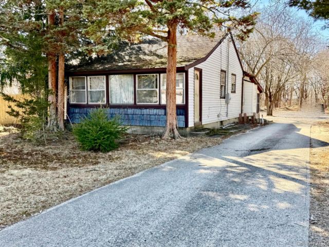  2 BR,  1.00 BTH &nbsp;Ranch style home in Port Jefferson Station