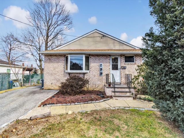  3 BR,  1.00 BTH &nbsp;Ranch style home in Bayville