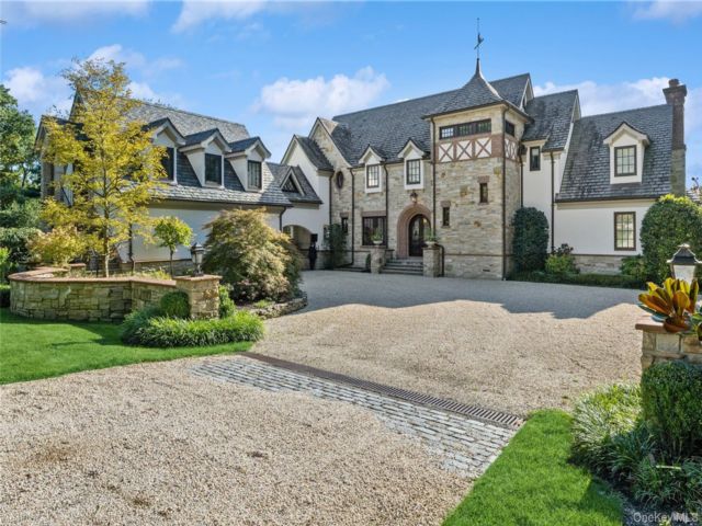  6 BR,  8.00 BTH &nbsp;Colonial style home in Centre Island