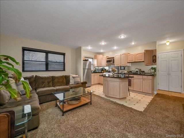  1 BR,  1.00 BTH &nbsp;Other style home in Farmingdale