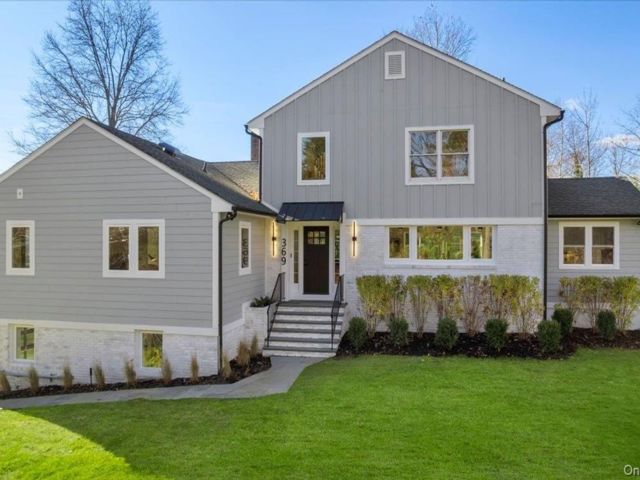  5 BR,  4.00 BTH &nbsp;Colonial style home in Mamaroneck