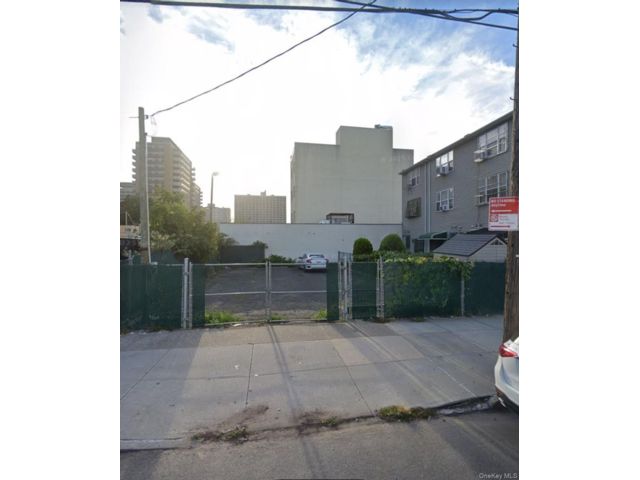 Lot <b>Size:</b>  &nbsp;House style home in Sea Gate