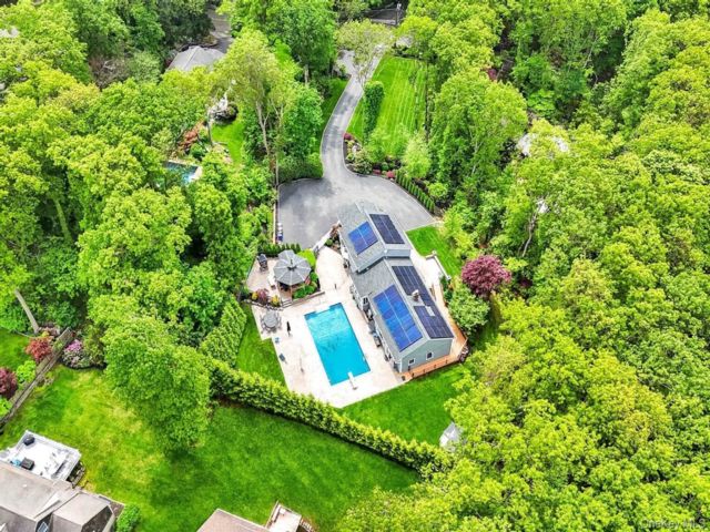  5 BR,  4.00 BTH &nbsp;Split level style home in Centerport