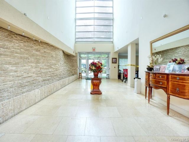  2 BR,  3.00 BTH &nbsp;Other style home in Great Neck