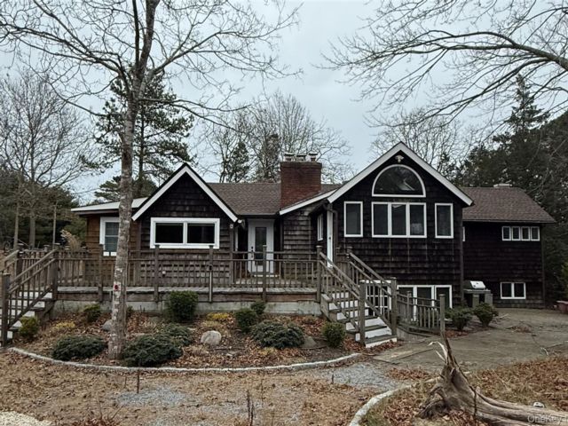 Lot <b>Size:</b>  &nbsp;House style home in Southampton