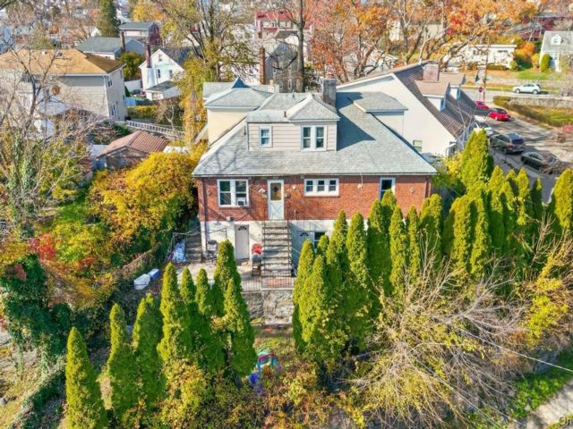  8 BR,  4.00 BTH &nbsp;Cape cod style home in Yonkers