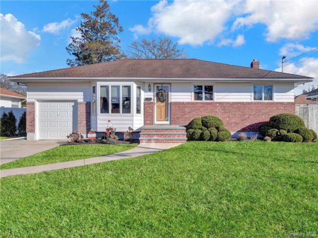 [North Babylon Real Estate, listing number 7237012]