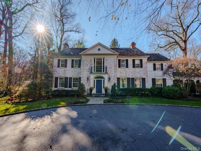  7 BR,  5.00 BTH &nbsp;Colonial style home in Muttontown