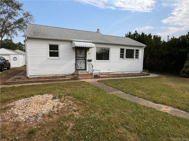  4 BR,  2.00 BTH &nbsp;Cape cod style home in West Babylon