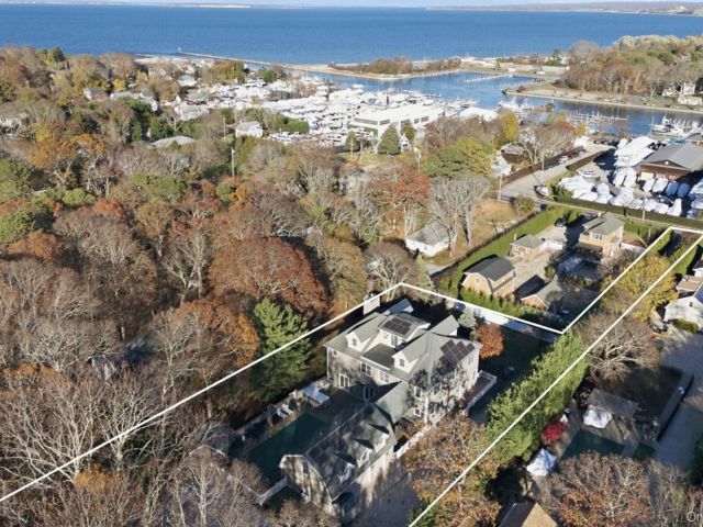  5 BR,  7.00 BTH &nbsp;Contemporary style home in Hampton Bays