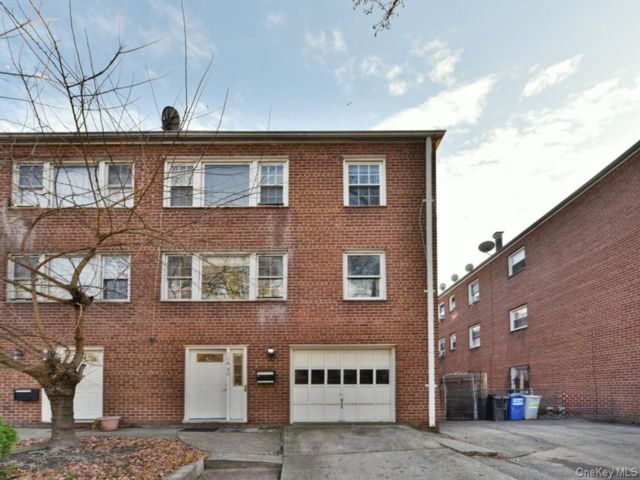  8 BR,  5.00 BTH &nbsp;House style home in Jamaica Hills