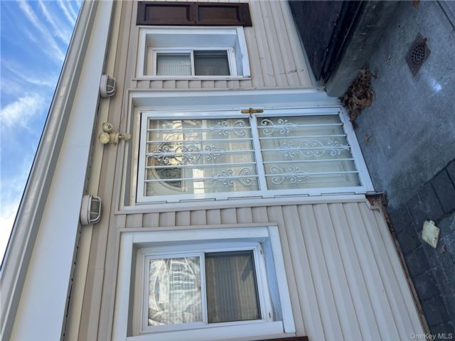  2 BR,  1.00 BTH &nbsp;Split level style home in Westbury