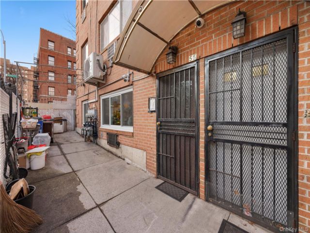  9 BR,  3.00 BTH &nbsp;House style home in Jerome Avenue