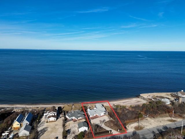  5 BR,  4.00 BTH &nbsp;Ranch style home in Montauk