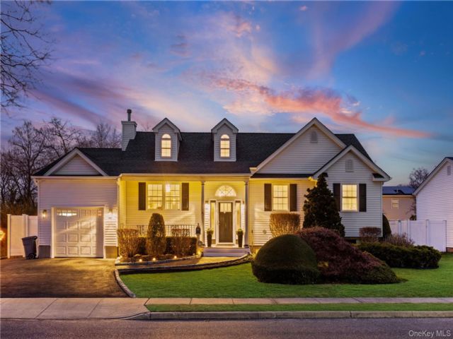  3 BR,  2.00 BTH &nbsp;Ranch style home in East Islip