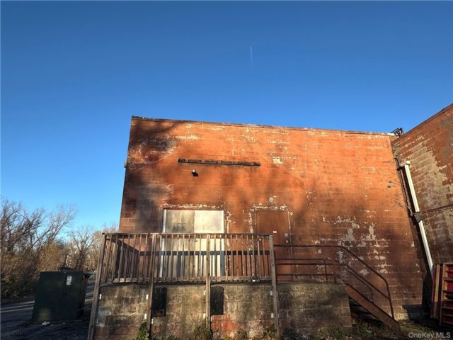 [Newburgh Real Estate, listing number 7237411]