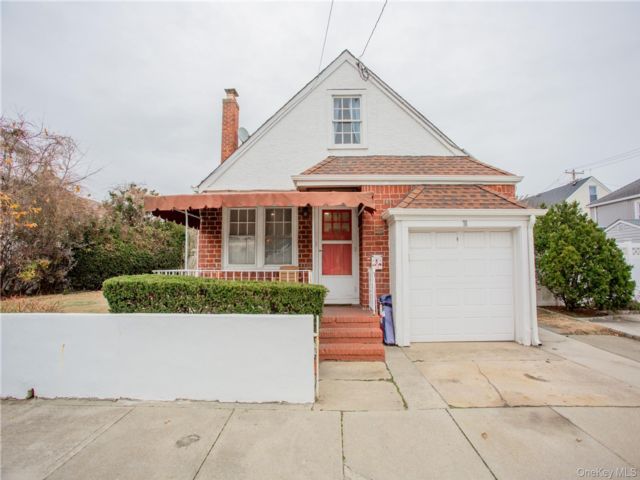  4 BR,  2.00 BTH &nbsp;Cape cod style home in East Atlantic Beach