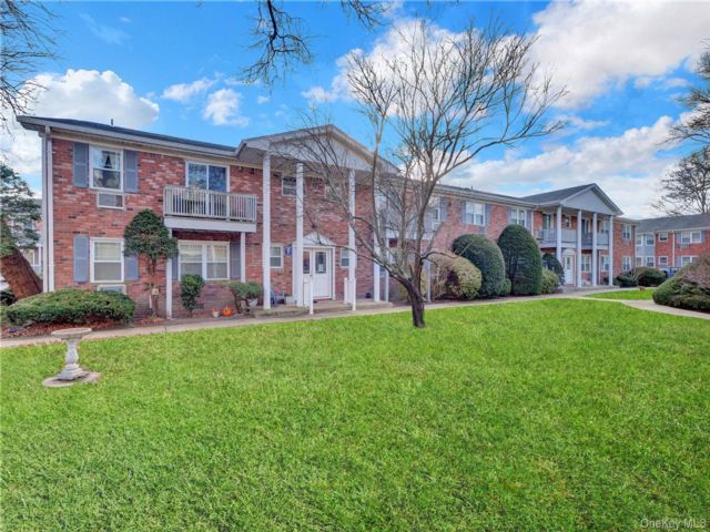  1 BR,  1.00 BTH &nbsp;Garden style home in Patchogue