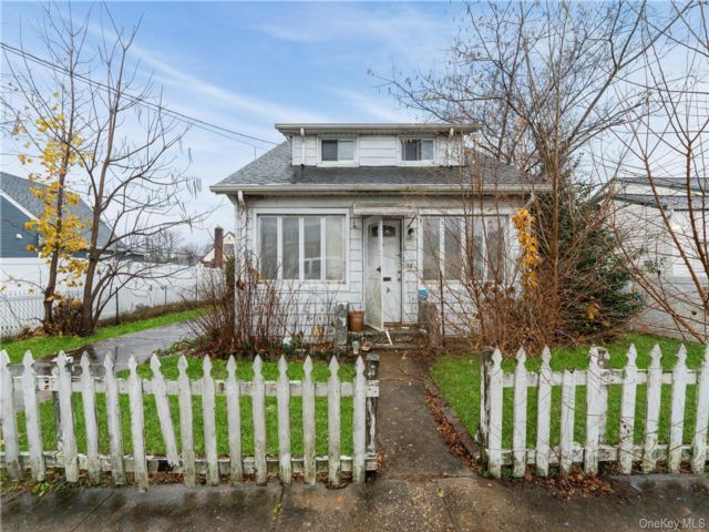  3 BR,  1.00 BTH &nbsp;Cottage style home in Freeport