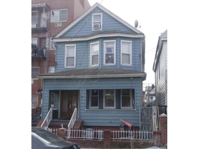  6 BR,  2.00 BTH &nbsp;Colonial style home in Corona