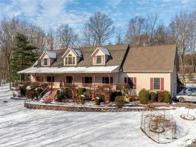  4 BR,  3.00 BTH &nbsp;Cape cod style home in Pine Bush