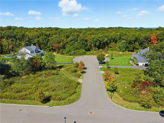  5 BR,  5.00 BTH &nbsp;Colonial style home in Northport