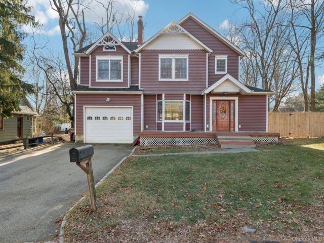  4 BR,  4.00 BTH &nbsp;Colonial style home in Greenlawn