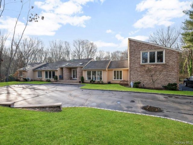  3 BR,  3.00 BTH &nbsp;Contemporary style home in Oyster Bay Cove